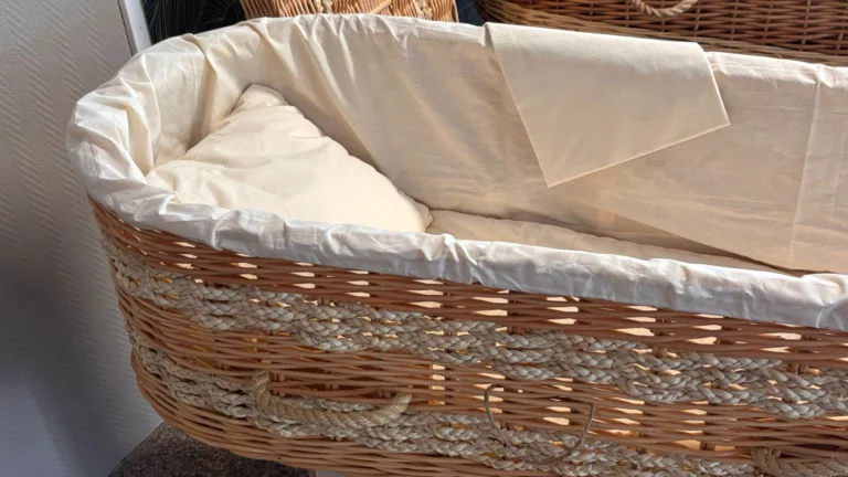 Een uitvaartmand in onze showroom in Gaanderen