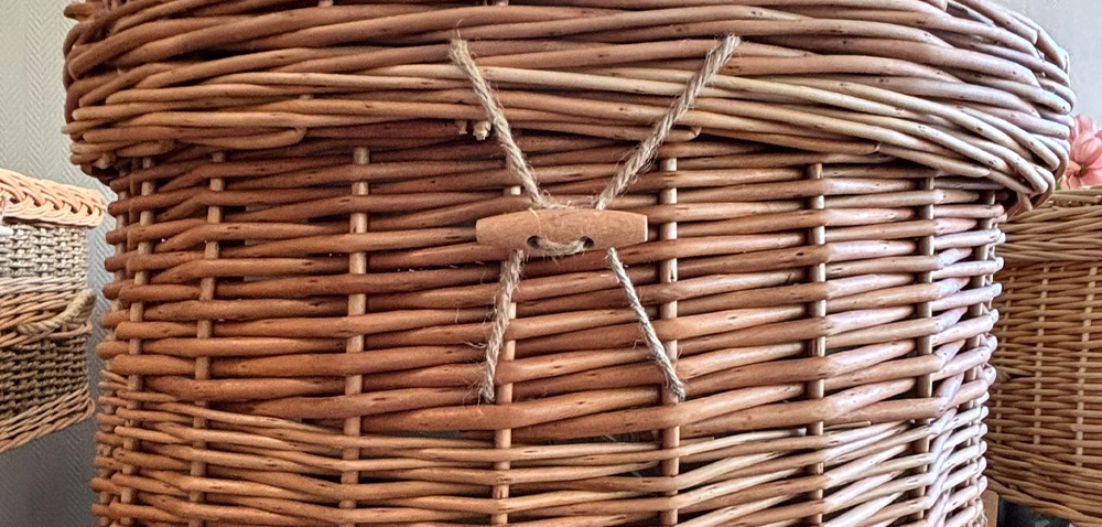 Een wilgentenen grafmand in detail