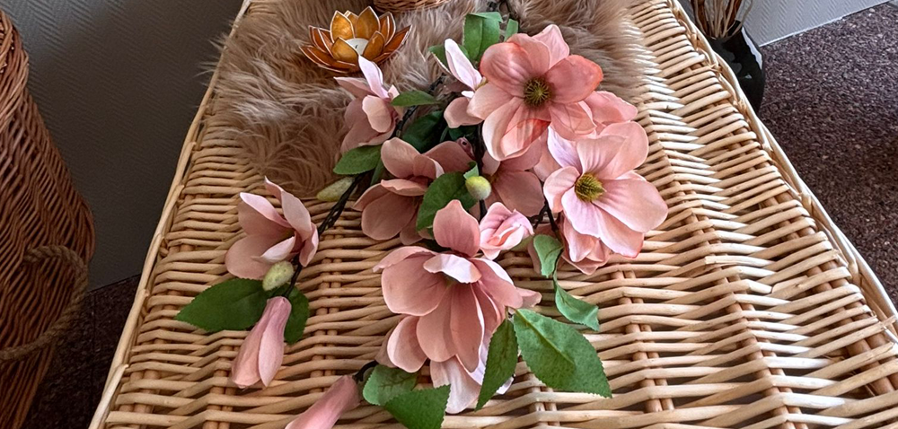 Elegante wilgentenen uitvaartmand te koop in onze showroom maar ook in onze webshop