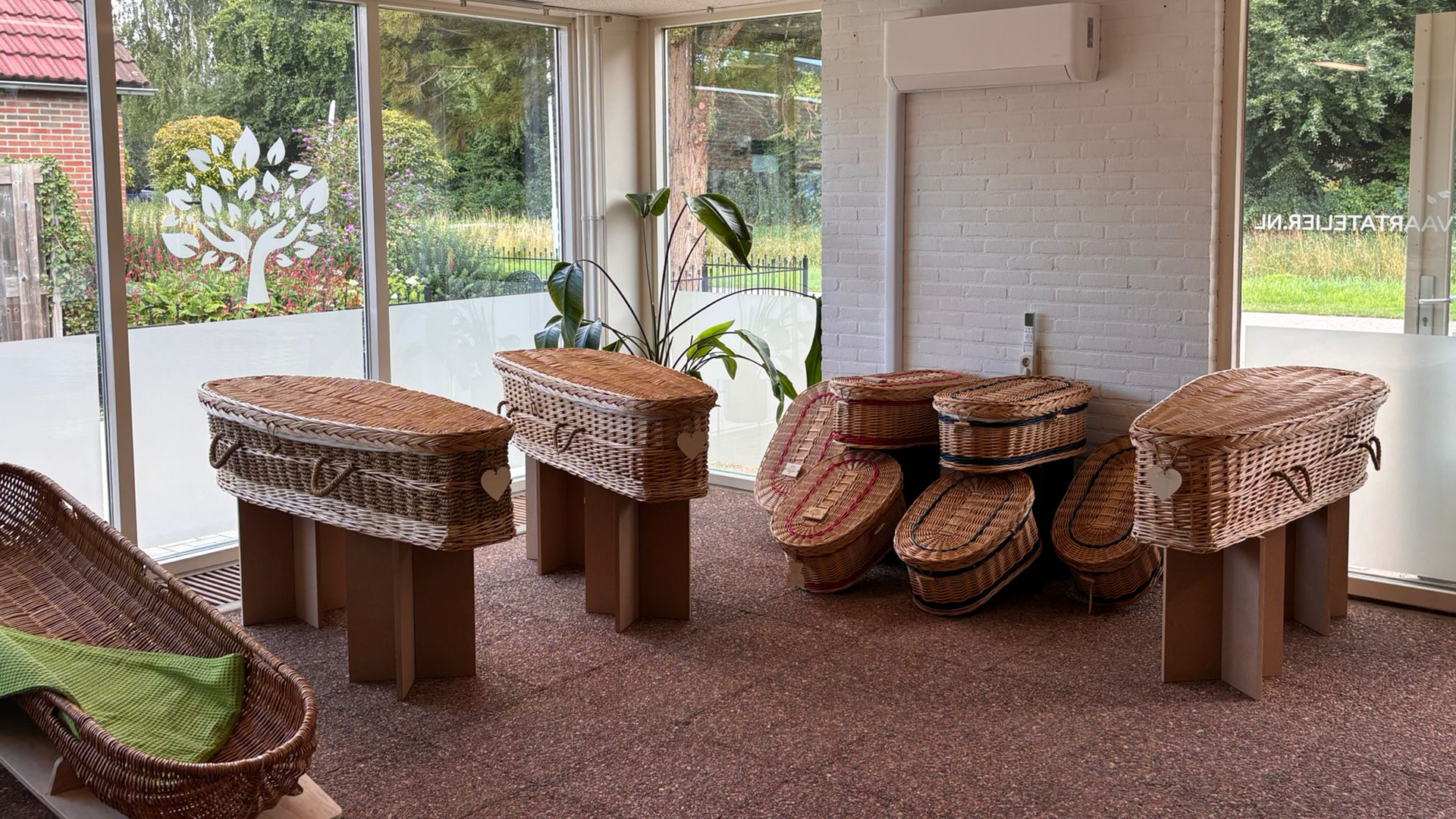 Rieten uitvaartmand kopen doe je bij ons - online of in onze showroom