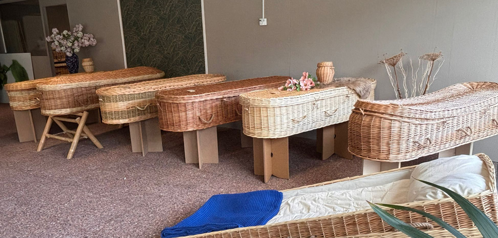 Alle uitvaartmanden in ons assortiment kun je combineren met bloemen