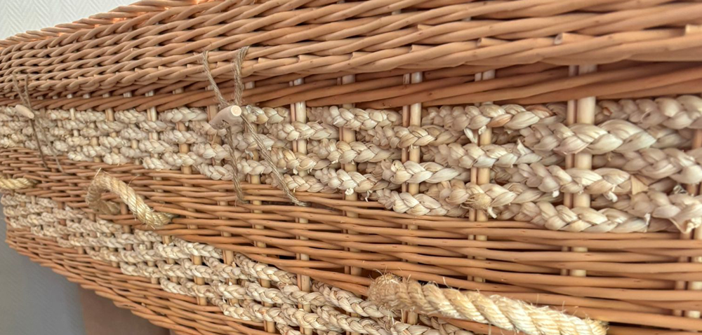 Een uitvaartmand zonder chemische behandelingen en 100% biologisch afbreekbaar