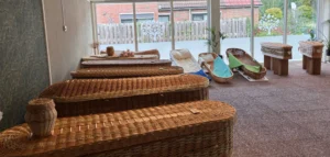 Open en gesloten uitvaartmanden in onze showroom en onze webshop