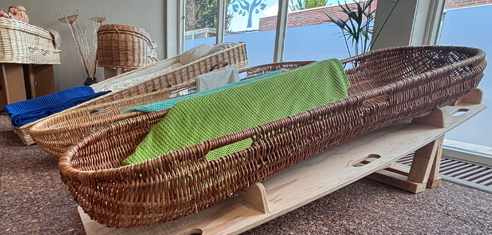 Open uitvaartmanden in onze showroom in Gaanderen - Dit noemt men ook wel opbaarbed, opbaarschaal of opbaarplank