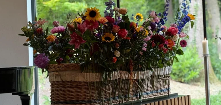 Uitvaartmand met bloemen