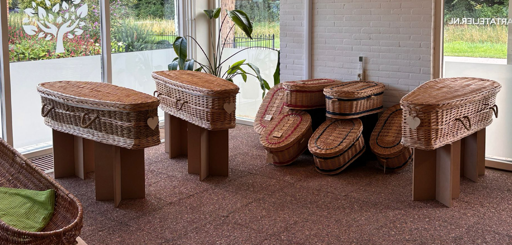 Wij werken vanuit onze eigen showroom en wij verkopen alleen maar goedgekeurde uitvaartmanden